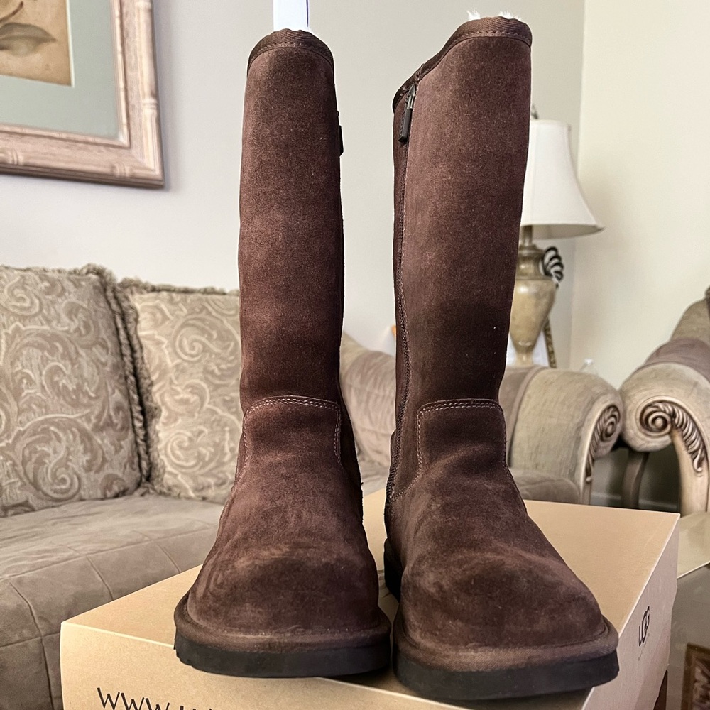 UGG Boots Kid’s Sunshine II in Brown.